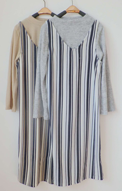 ชุดคลุมท้องเปิดให้นมลูกได้ เซ็ต 2 ตัว ตัวในเสื้อครอปแขนยาว มาพร้อมเดรสยาวลายทาง